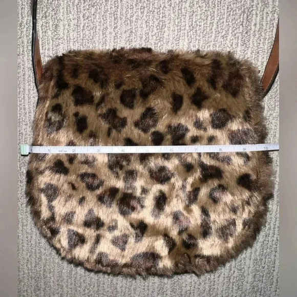 Leopard crossbody purse with faux SOFT fur on flap - Picture 5 of 6
